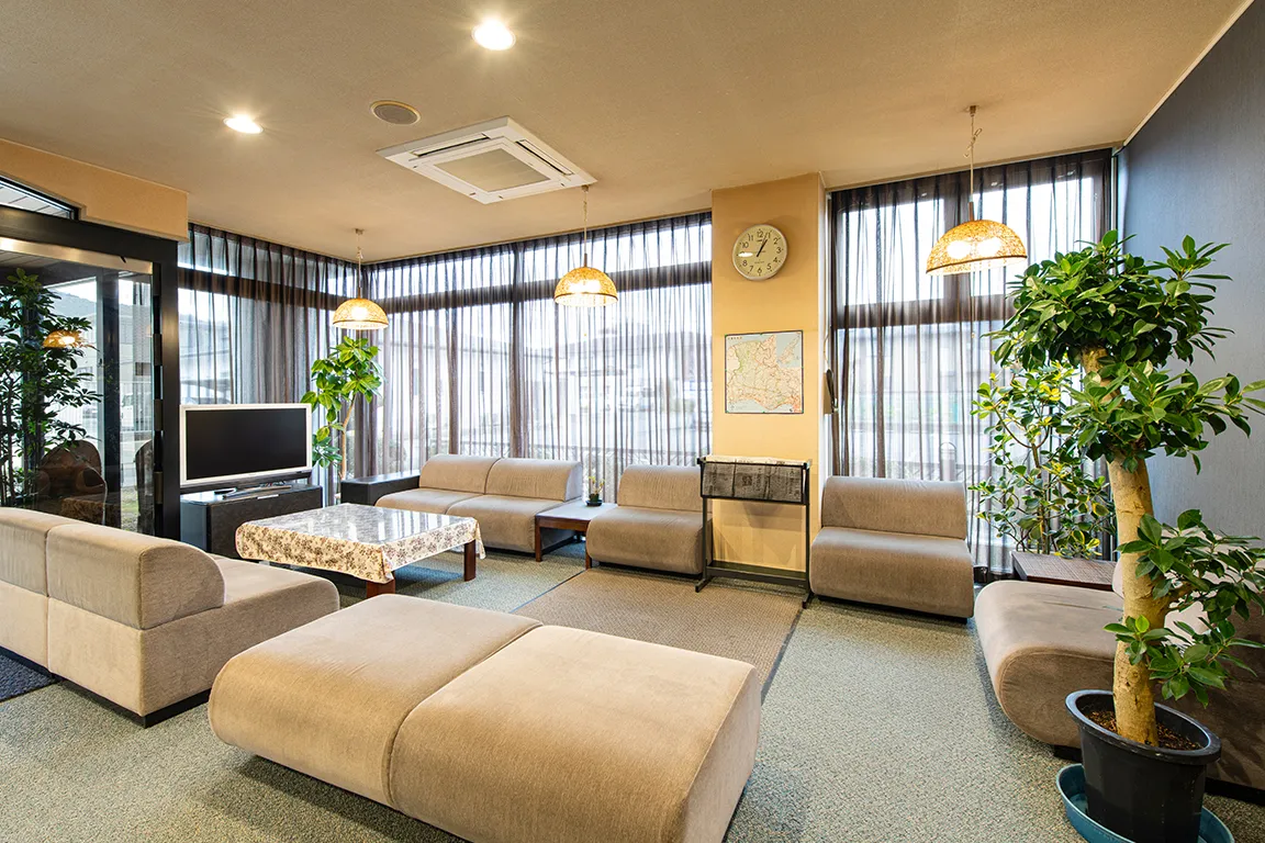 大きな窓ガラスで明るいロビー