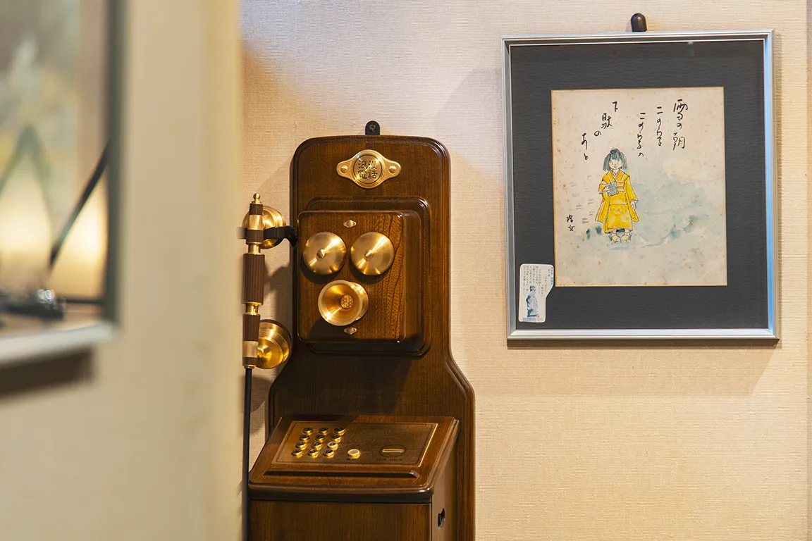 実際に通話はできませんが、映え写真がとりたくなる、公衆電話があります。