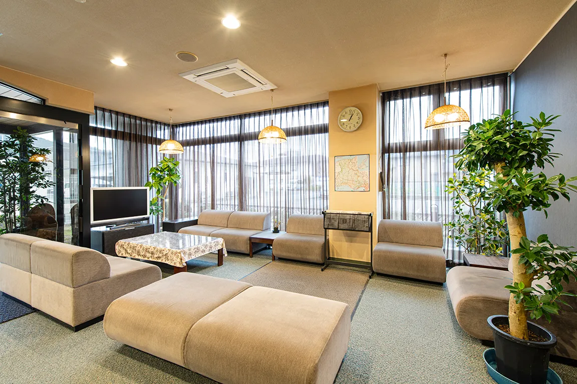 大きな窓ガラスで明るいロビー。