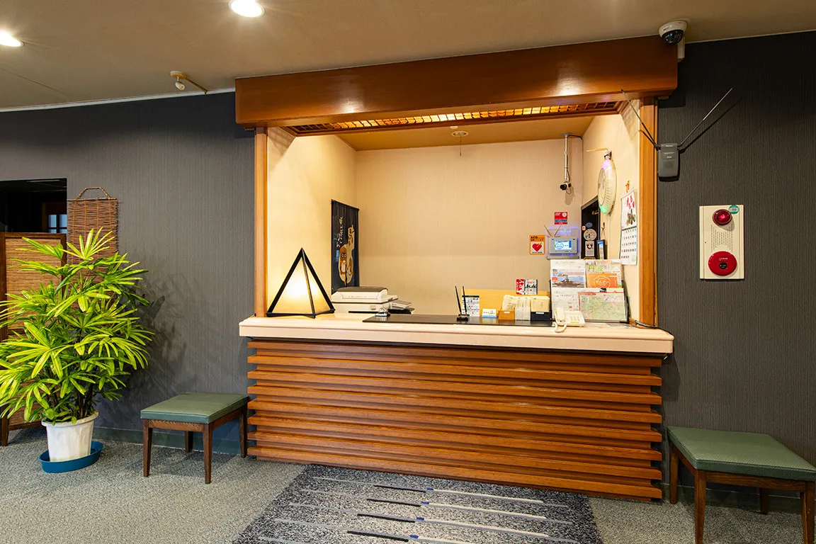 フロント。貸出品の受付や周辺情報など、ご不明点がございましたらお気軽にお問い合せください。