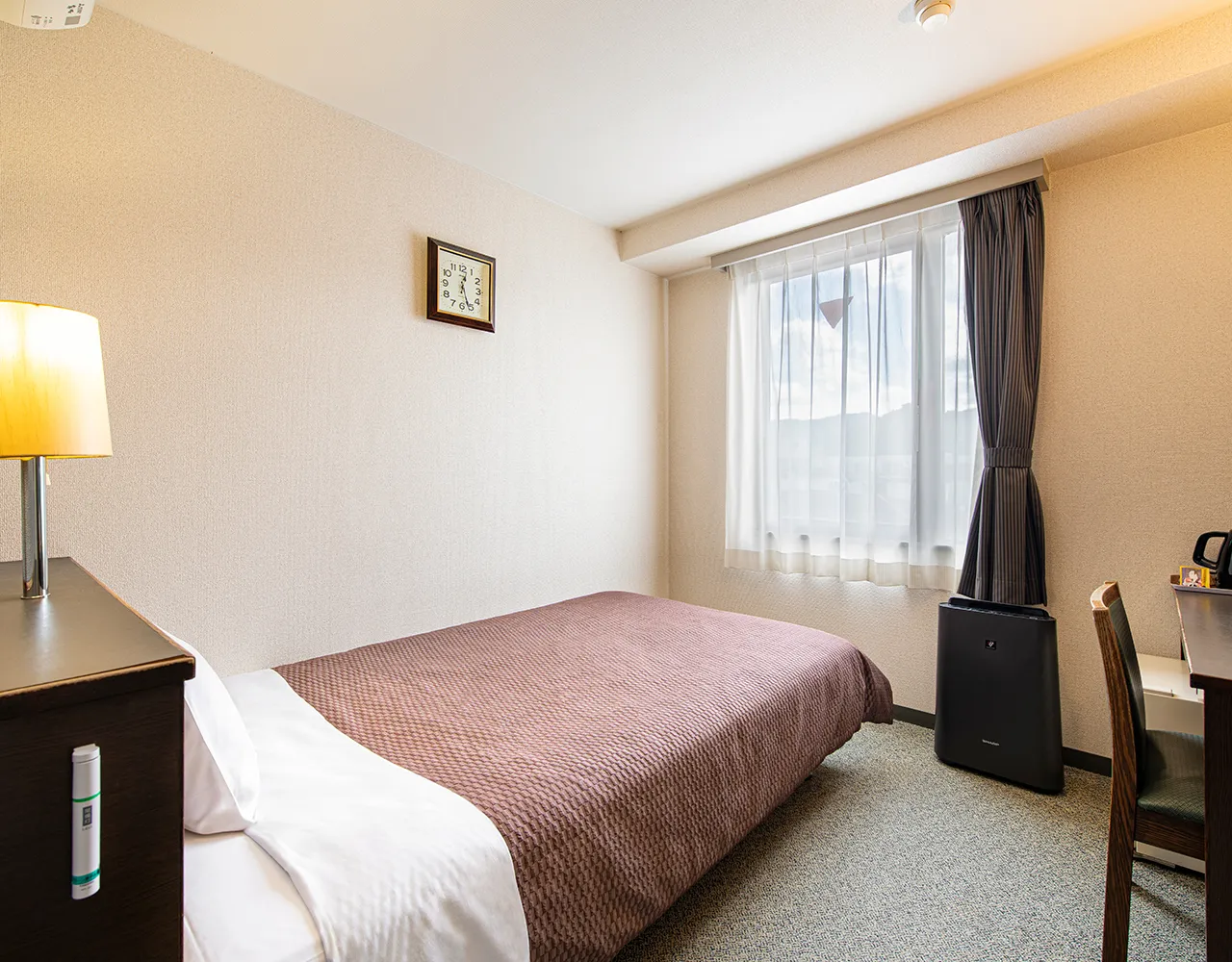 シングルルーム。デスクやWi-Fiなどの必要最低限の設備はございますので、 お仕事や一人旅には十分なスペースのお部屋です。