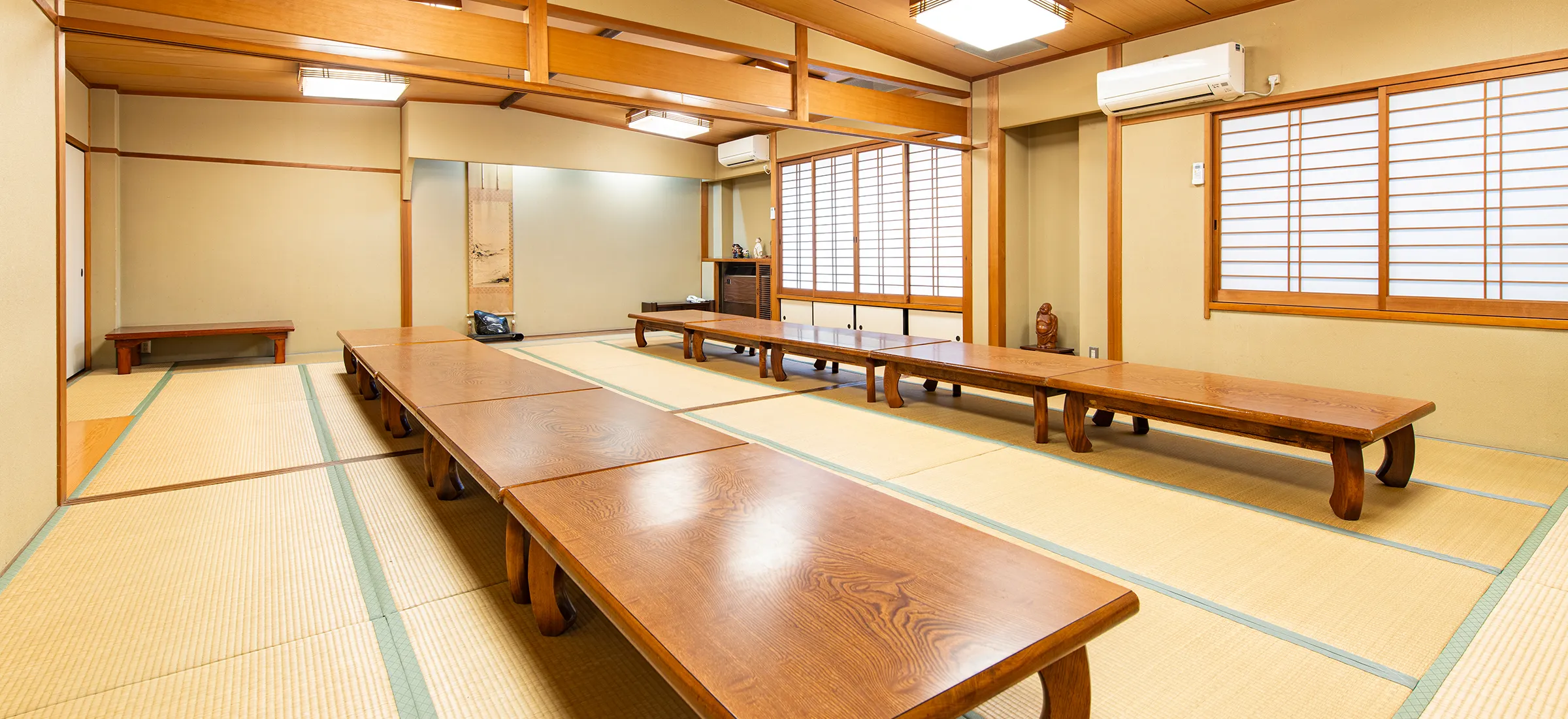 宴会や集会の席でしたら、30名様までご利用できる大広間がございます。